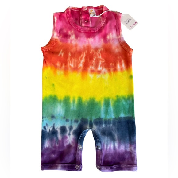 laughing giraffe Other - Adorable BRAND NEW hand tie dye baby outfit.